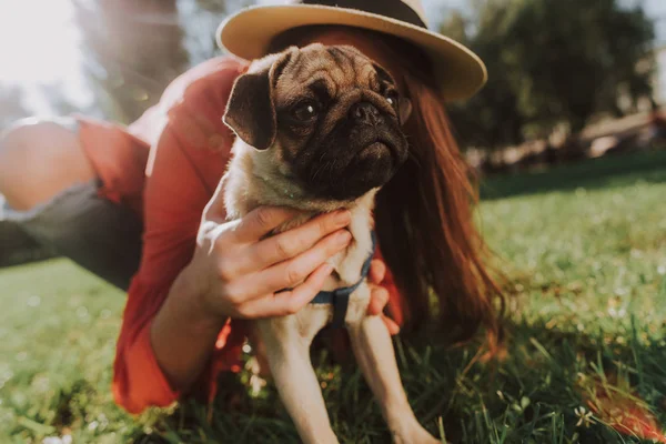 Primer Plano Joven Abrazando Pug Mientras Pasan Tiempo Juntos Aire — Foto de Stock