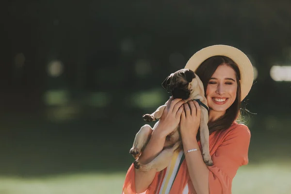 Rindo mulher é gentilmente abraçando seu bom cão — Fotografia de Stock