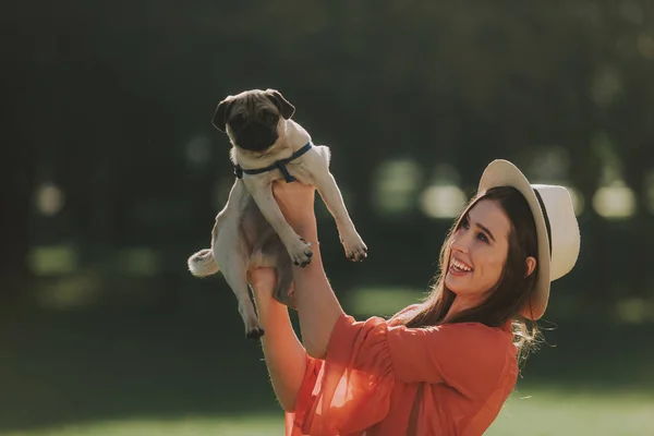 Joven dama está abrazando a su agradable mascota —  Fotos de Stock