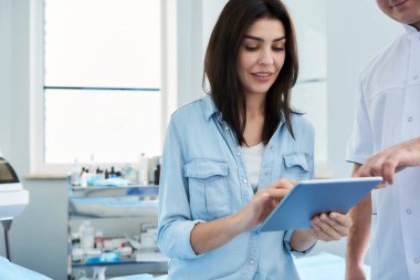 Plastik cerrah ile istişare sahip güzel kadın