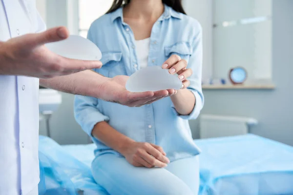 Frau lässt sich vom plastischen Chirurgen in der Klinik beraten — Stockfoto