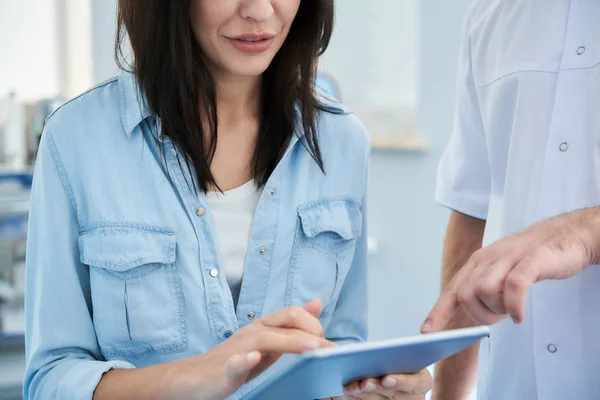 Mujer adulta rellenando formulario en una tableta — Foto de Stock