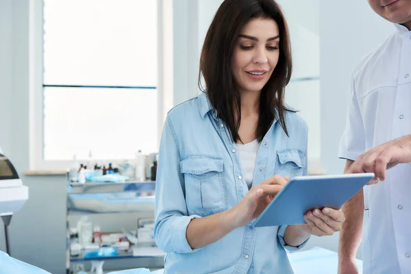 Mujer bonita teniendo consulta con cirujano plástico — Foto de Stock