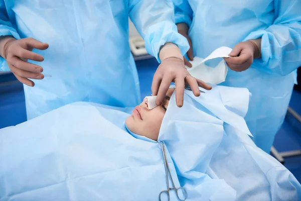 Médico colocando bandagem especial para o nariz — Fotografia de Stock