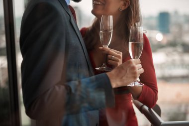 Genç adam ve kadın romantik tarih açık olması