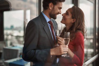 Neşeli erkek ve kadın romantik tarih açık olması