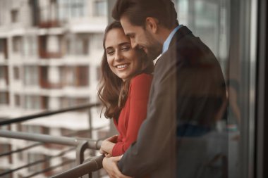 Gülümseyen erkek ve kadın romantik toplantısı