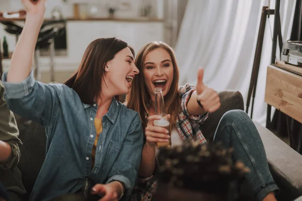 Wesoły młodych kobiet korzystających napoje i śmiejąc się — Zdjęcie stockowe