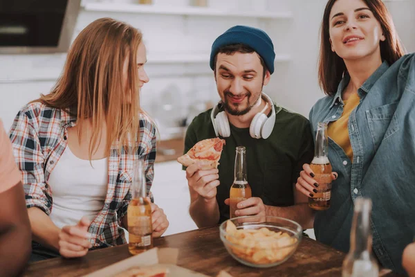Jovens que gostam de bebidas e comida enquanto passam tempo em casa — Fotografia de Stock