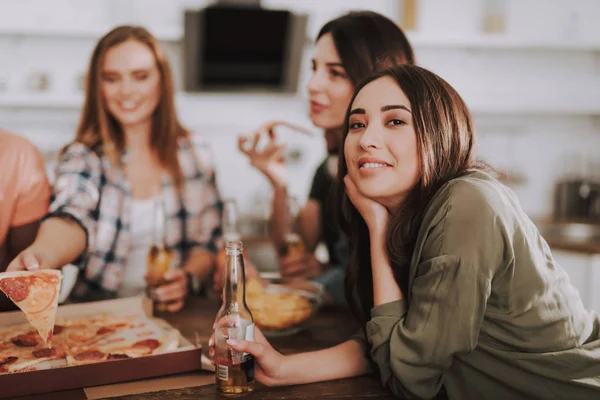 Piękna panienka z piciem alkoholu, spędzanie czasu z przyjaciółmi — Zdjęcie stockowe