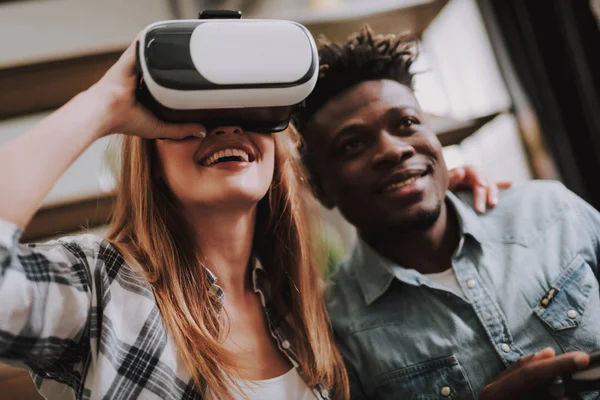 Amigos alegres jugando videojuegos y usando auriculares VR — Foto de Stock