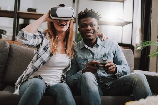 Jóvenes amigos jugando videojuegos y usando auriculares VR — Foto de Stock
