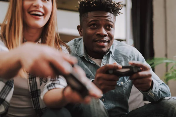 Χαρούμενη afro Αμερικανός τύπος παίζοντας βιντεοπαιχνίδια με φίλο — Φωτογραφία Αρχείου