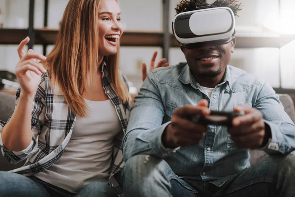 Amigos alegres jugando videojuegos y usando auriculares VR — Foto de Stock