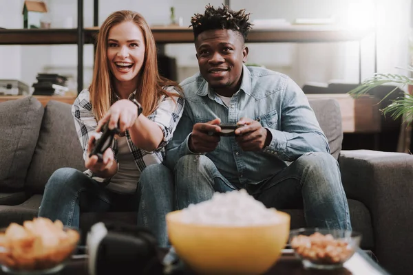 Jovens amigos alegres jogando videogames em casa — Fotografia de Stock