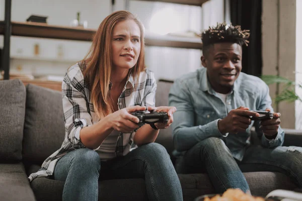 Dois amigos jogando videogames em casa — Fotografia de Stock