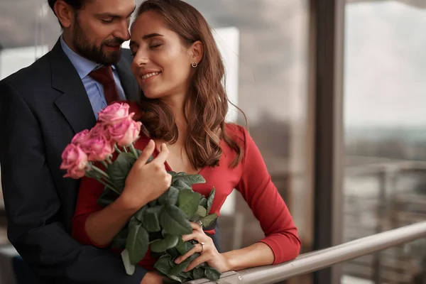 Šťastný muž a žena mají romantické setkání — Stock fotografie