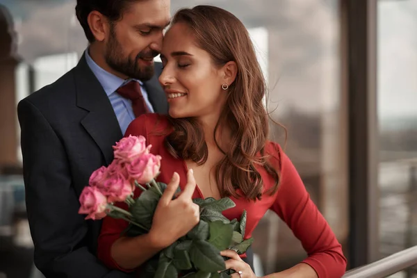 Feliz joven hombre y mujer tienen encuentro romántico al aire libre — Foto de Stock