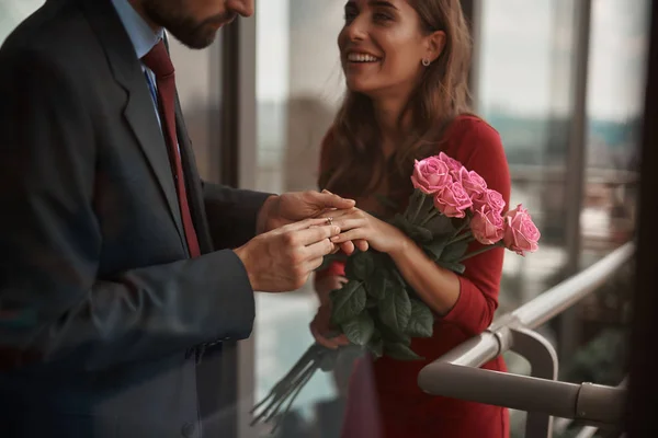 Hombre poniendo anillo de compromiso en el dedo de su amante — Foto de Stock