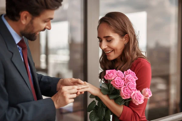 Happy male making marriage proposal to lady — Stock Photo, Image