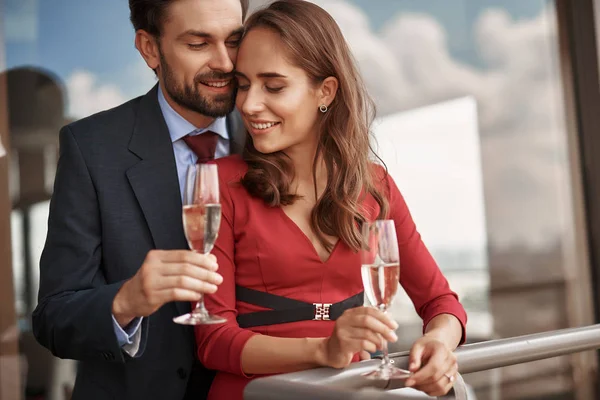Man and woman standing with champagne glasses — Stock Photo, Image