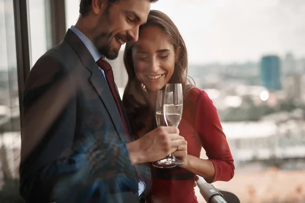 Homme et femme célébrant avec des verres de champagne — Photo