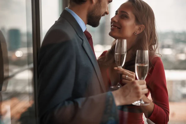 Young man and woman having romantic date — Stock Photo, Image