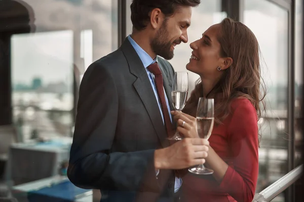 Радостные мужчина и женщина имеют романтическое свидание на открытом воздухе — стоковое фото