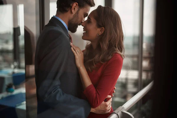 Heureux jeune homme et femme rester ensemble en plein air — Photo