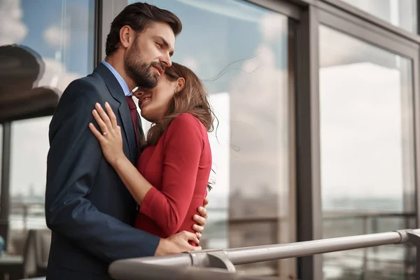 Vuxen man och kvinna ha romantiska möte ut dörren — Stockfoto