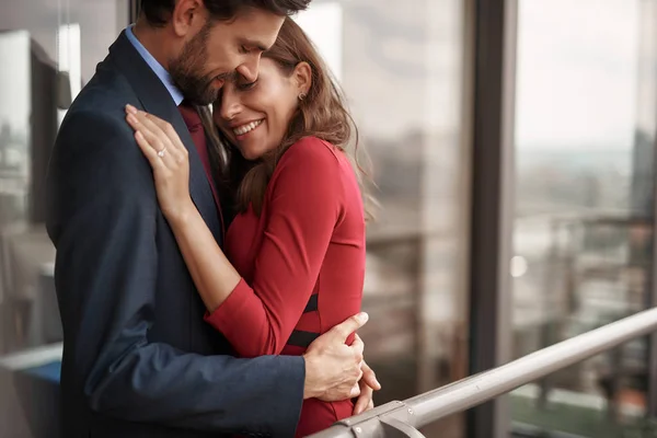 Щасливий чоловік і жінка мають романтичну зустріч на відкритому повітрі — стокове фото