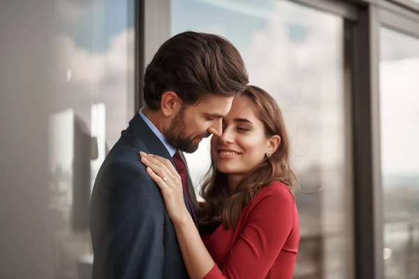 Усміхнений молодий чоловік і жінка мають романтичну зустріч — стокове фото
