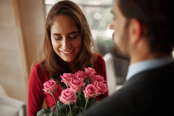 Jeune homme en costume présentant dame bouquet de roses — Photo