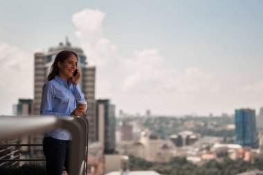 Açık havada telefonla konuşan kadın genç ofis