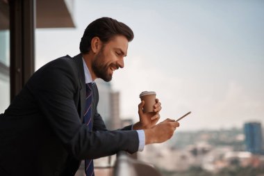 Masaj telefon okuma office elbiseli adam