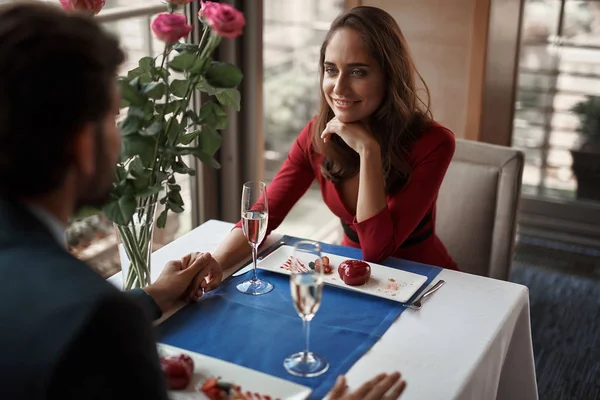 Ukochany mężczyzna i kobieta o dacie w restauracji — Zdjęcie stockowe