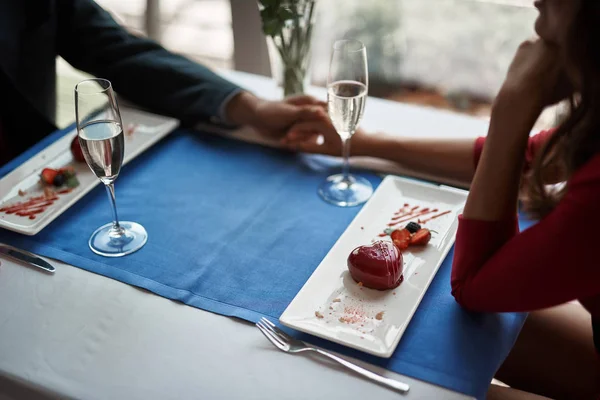 Älskade man och kvinna att ha datum på restaurang — Stockfoto