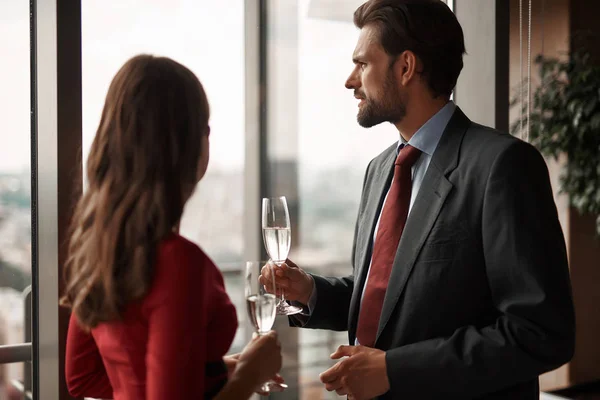 Joven hombre y mujer tienen reunión en el restaurante — Foto de Stock