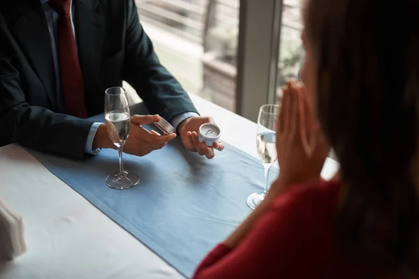 Masculino está fazendo casamento proposta no restaurante — Fotografia de Stock