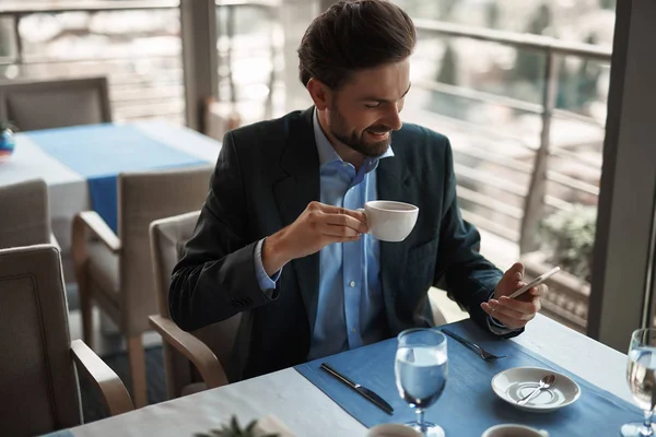 Sorrindo macho tendo almoço de negócios no restaurante — Fotografia de Stock
