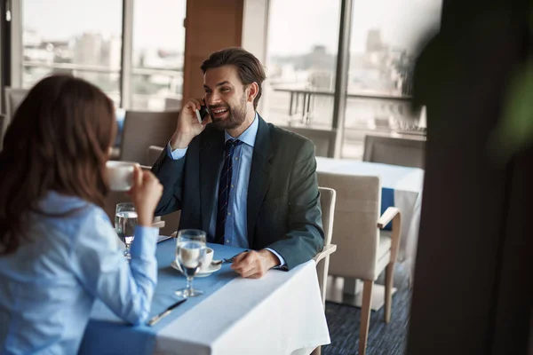 Two colleagues having business lunch in restaurant — Stock Photo, Image
