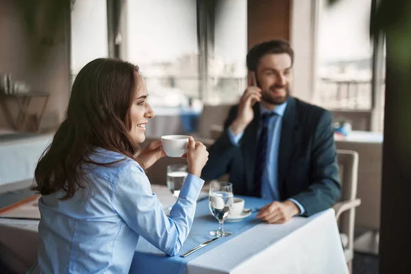 Two colleagues are having business lunch indoor — Stock Photo, Image