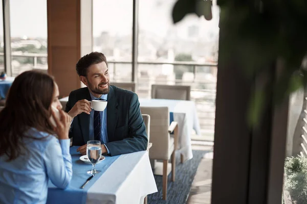 Två kollegor har affärslunch i restaurangen — Stockfoto