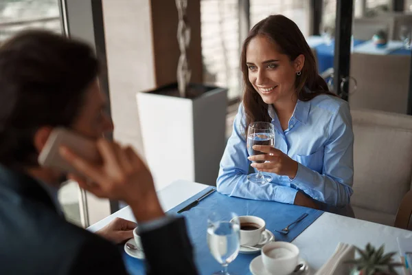 Två kollegor har affärslunch i restaurangen — Stockfoto