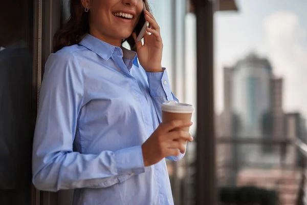 Joven oficina mujer hablando por teléfono al aire libre — Foto de Stock