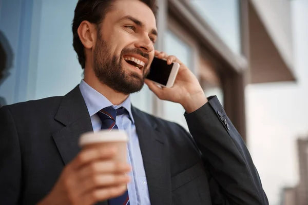 Uomo in abito da ufficio che parla per telefono sul balcone — Foto Stock