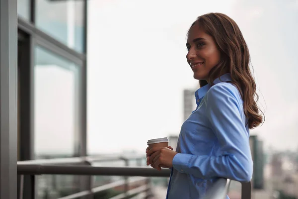 Trabajadora bebiendo café en balcón de oficina —  Fotos de Stock
