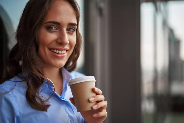 Trabajadora bebiendo café en balcón de oficina — Foto de Stock