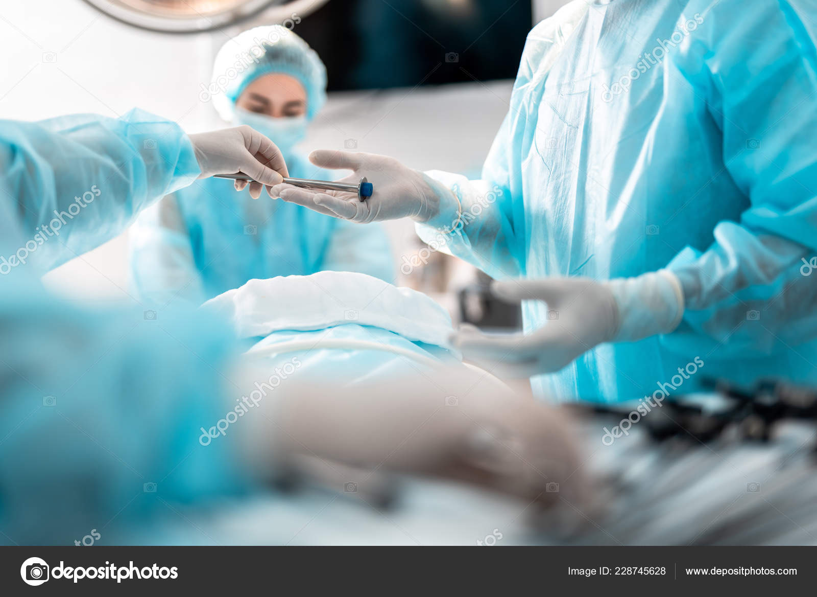 Sygeplejerske bistå under kirurgisk operation — © iakovenko123