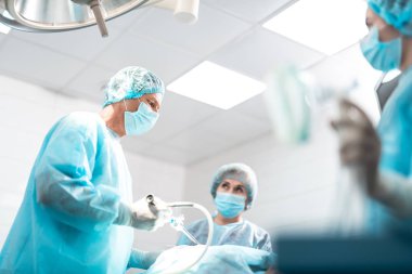 Cerrah ameliyat sırasında karnın kullanarak koruyucu maskesi